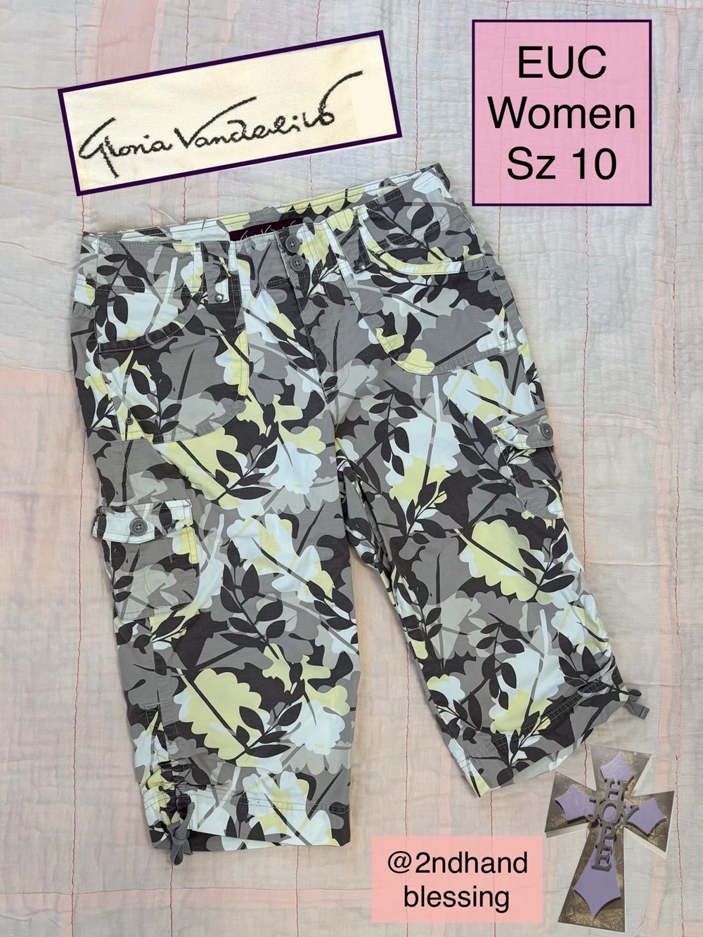 EUC Gloria Vanderbilt Cargo Capris Sz 10, Gray Yellow White Floral Camouflage